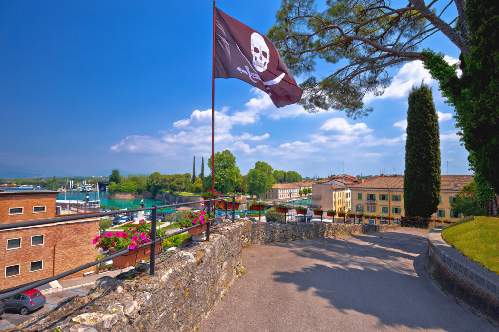 30003214_peschiera-del-garda-colorful-waterfront-and-architecture-view